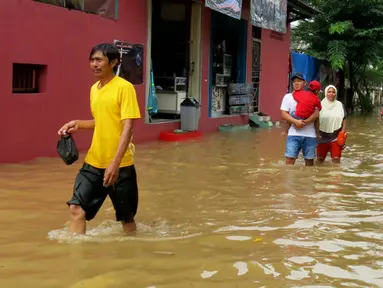 Sejumlah Warga memilih untuk mengungsi dari rumah, di Perumahan Ciledug Indah I, Ciledug, Tangerang, Jum'at (23/01/2015). (Liputan6.com/Andrian M Tunay)