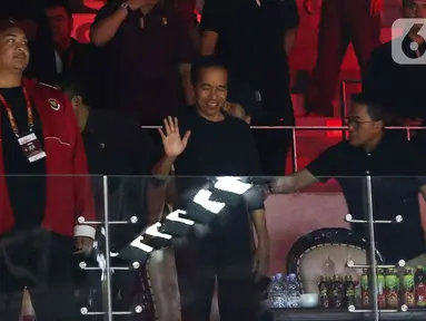 Presiden Joko Widodo atau Jokowi dan Menteri Pemuda dan Olahrahga (Menpora) Dito Ariotedjo menyaksikan langsung pertandingan antara tunggal putra Indonesia, Anthony Sinisuka Ginting menghadapi Li Shi Feng asal China pada semifinal Indonesia Open 2023 di Istora Senayan, Jakarta, Sabtu (17/6/2023). (Liputan6.com/Herman Zakharia)