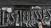 Suasana mural yang terdapat di sekitar kawasan Abbesses, Paris, Rabu (29/6/2016). (Bola.com/Vitalis Yogi Trisna)