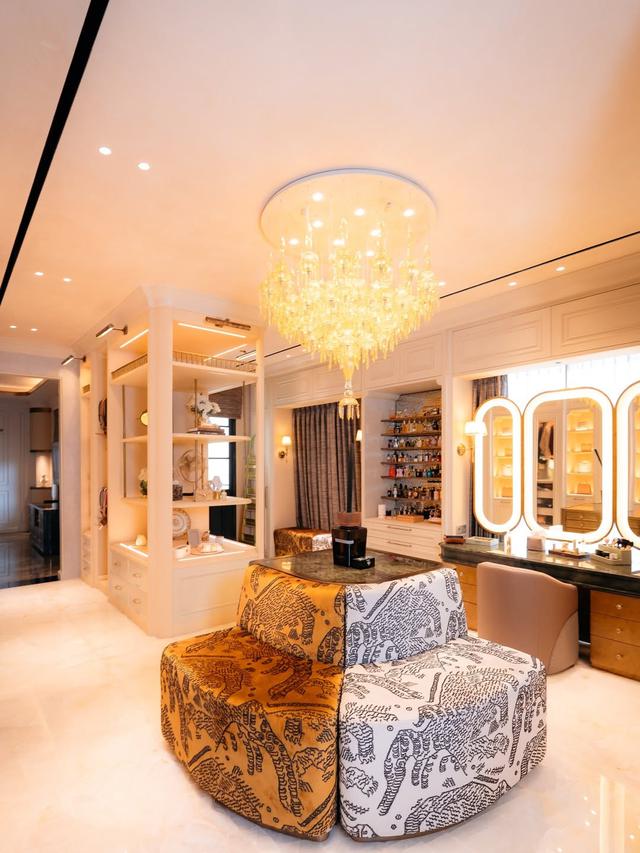 Fungsionalitas dengan Area Duduk dan Meja Tengah