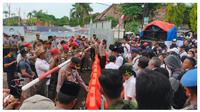 Ribuan guru honorer berunjukrasa dihadang barikade polisi di depan pintu masuk kantor pendopo Kabupaten Indramayu.