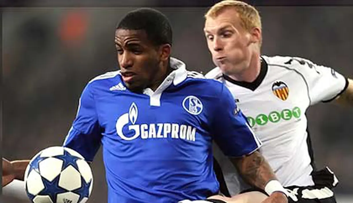 Jefferson Farfan (kiri) mencetak dua gol untuk mengantar Schalke 04 menekuk Valencia 3-1 dalam leg kedua babak 16 besar Liga Champions di Gelsenkirchen, 9 Maret 2011. AFP PHOTO/PATRIK STOLLARZ