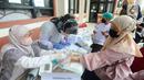 Warga melakukan tes HIV saat kegiatan skrining penyakit tuberkulosis (TBC) di Kantor Kecamatan Cipayung, Depok, Jawa Barat, Rabu (4/1/2023). Kementerian Kesehatan (Kemenkes) RI melakukan skrining besar-besaran untuk menemukan 500 ribuan orang yang belum diobati dan berisiko menjadi sumber penularan penyakit TBC. (merdeka.com/Arie Basuki)