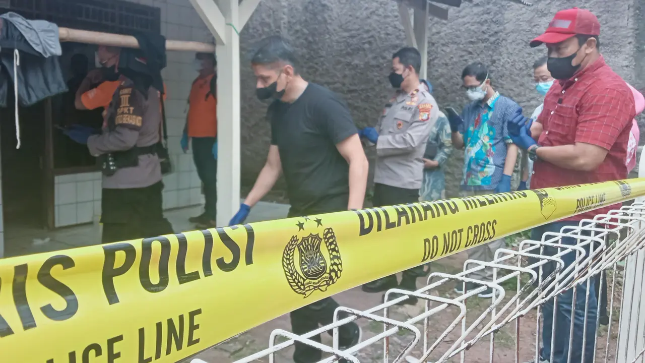 Lokasi penemuan lima orang yang diduga keracunan di RT 02 RW 03 Ciketing Udik, Bantargebang, Kota Bekasi. Para korban ditemukan tergeletak dengan kondisi mulut berbusa (Liputan6.com/Bam Sinulingga)