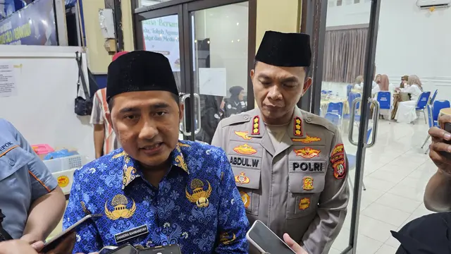 Kapolres Metro Depok, Kombes Abdul Waras bersama Wakil Wali Kota Depok, Chandra Rahmansyah usai berbuka puasa di Polres Metro Depok.