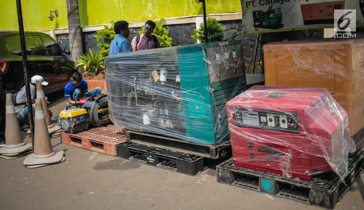 Pembeli memilih genset yang dijual di sebuah pusat peralatan teknik, kawasan Glodok, Jakarta, Senin (5/8/2019). Imbas padamnya listrik, toko genset di kawasan Glodok ramai diserbu warga yang membutuhkan penerangan di rumah mereka. (Liputan6.com/Faizal Fanani)