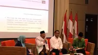 Ketua umum MUI KH Ma'ruf Amin (memegang mikrofon, berkacamata) dan Menkominfo Rudiantara (Kemeja putih, berkacamata). Liputan6.com/Andina Librianty