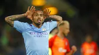 Striker Manchester City, Gabriel Jesus, melakukan selebrasi usai membobol gawang FC Shakhtar Donetsk pada laga Liga Champions di Stadion Metalist, Rabu (18/9/2019). Manchester City menang 3-0 atas FC Shakhtar Donetsk. (AP/Efrem Lukatsky)