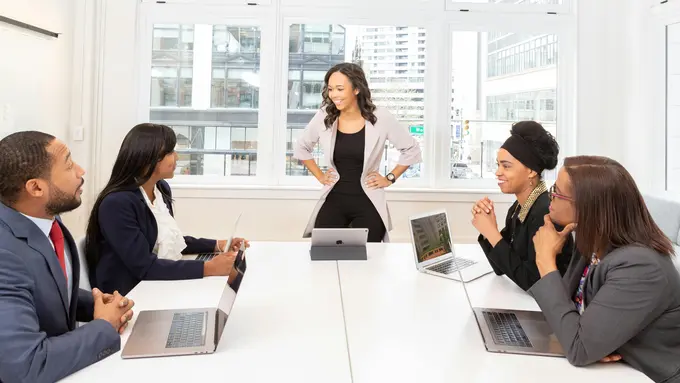 Contoh ilustrasi rapat saat berkerja