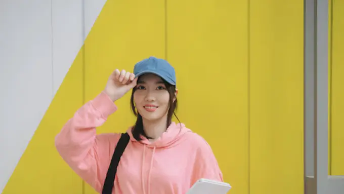 5 Ide Mix & Match Hoodie Simple dan Stylish yang Cocok Untuk Kuliah (photo by freepik.com)