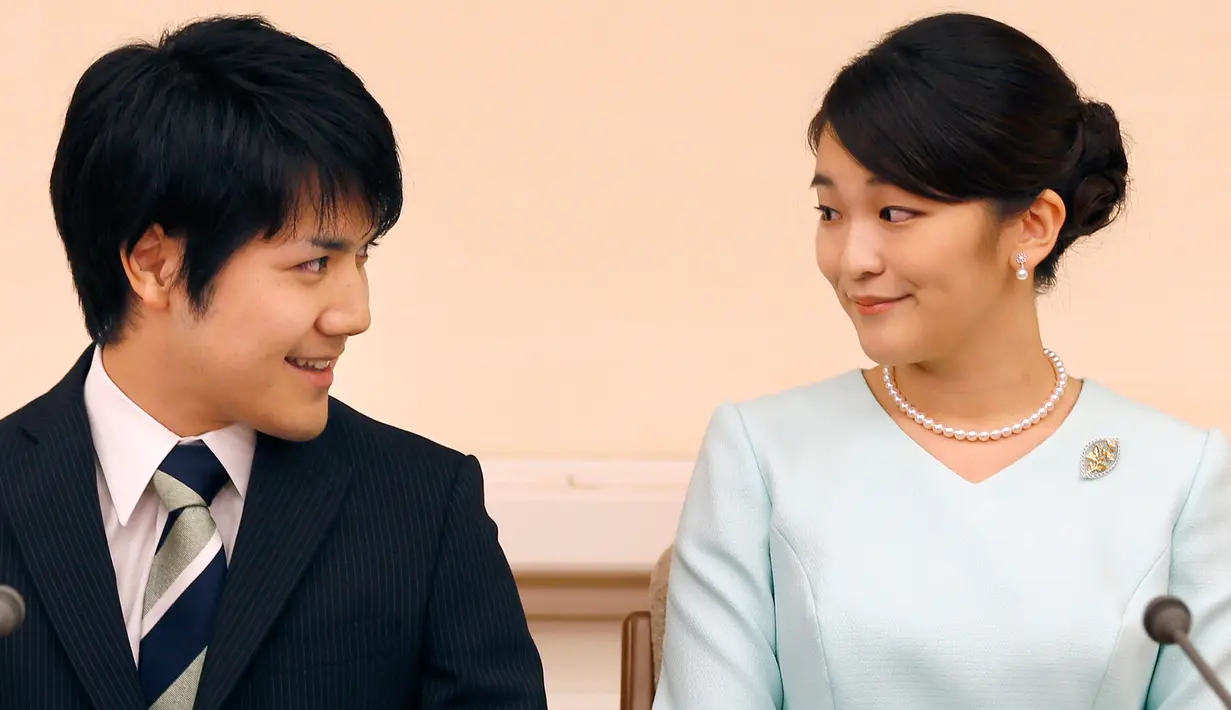 Putri sulung Pangeran Akishino, Putri Mako dan kekasihnya, Kei Komuro saling bertatapan saat mengumumkan pertunangannya di Tokyo, Jepang, (3/9). Cucu tertua Kaisar Akihito ini bertunangan pada 3 September 2017. (AFP Photo/Pool/Shizuo Kambayashi)