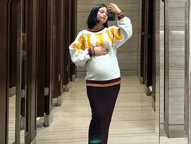 Sinta Mutiara membagikan kabar terbarunya dalam unggahan Instagram. Rupanya, kini ia tengah hamil anak pertama. Sejak menikah, Sinta jarang membagikan potret terbarunya. Sebelum pose dengan baby bump, adik artis ini hanya berfoto selfie menunjukkan wajahnya yang cantik. (Liputan6.com/IG/@sintamutiarabell)