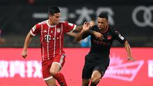 Gelandang Bayern Munchen, James Rodriguez (kanan), saat mencoba mengamankan bola dari kejaran gelandang Arsenal, Francis Coquelin, pada laga International Champions Cup 2017, di Shanghai, Rabu (19/7/2017). (AFP/Johannes Eisele). 