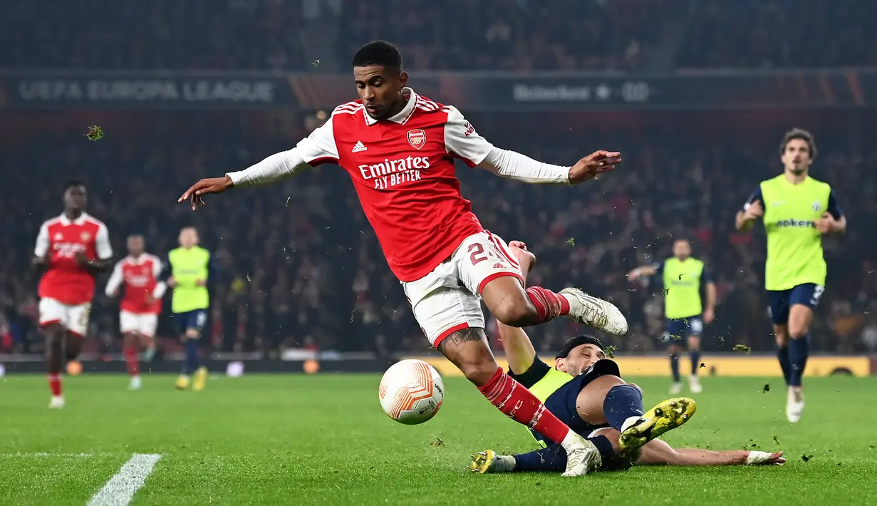 Bek Arsenal Hector Bellerin (kiri) bersaing dengan bek FC Zurich Nikola Katic pada matchday terakhir Grup A  Liga Europa 2022/2023 di Emirates Stadium, Jumat (4/11/2022) dinihari WIB. Tak ada gol tambahan sepanjang babak kedua. Arsenal menang dengan skor 1-0. (Photo by Glyn KIRK / AFP)