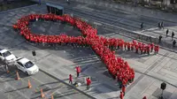 Pelajar Korea Selatan membentuk pita peduli AIDS di Cheonggyecheon pada 2013. Foto: Ibitimes