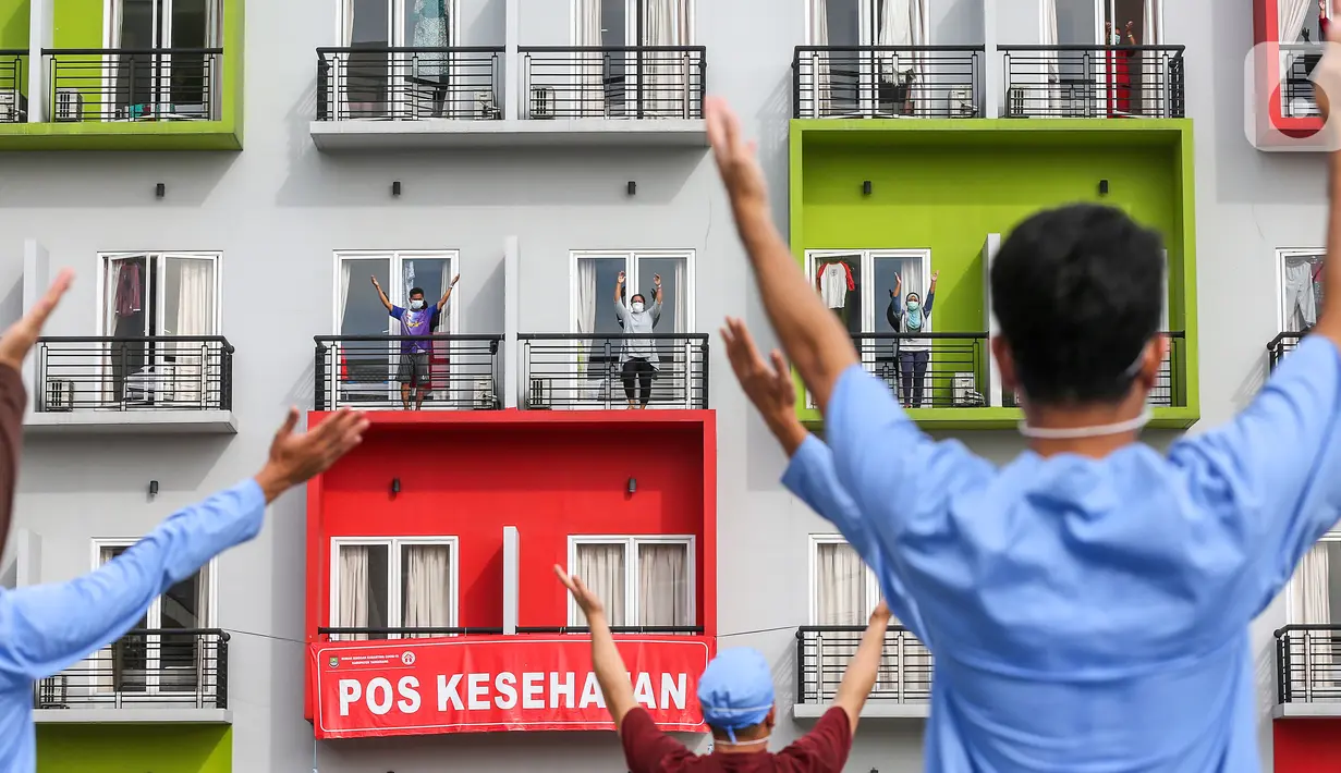 Pasien orang tanpa gejala (OTG) Covid-19 mengikuti senam pagi bersama tenaga medis dari atas balkon di Rumah Singgah Karantina Covid-19 Kabupaten Tangerang, Selasa (26/5/2020). Rumah singgah berkapasitas 100 orang, rutin melakukan senam pagi setiap hari pukul 08.00 WIB. (Liputan6.com/Fery Pradolo)