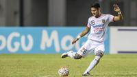 Bek Bali United, Abdul Rahman, saat melawan PS TNI pada laga Torabika Soccer Championship 2016 di Stadion Pakansari, Jawa Barat, Minggu (20/11/2016). (Bola.com/Vitalis Yogi Trisna) 