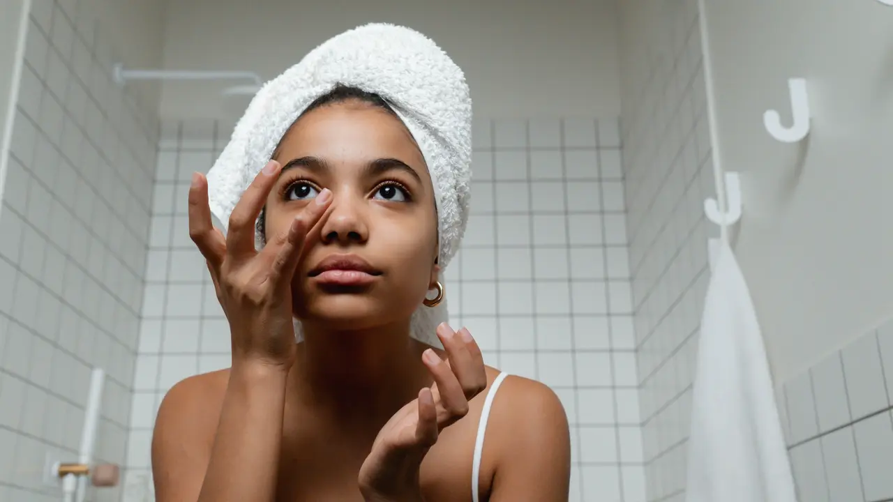 Mencuci Wajah dengan Milk Cleanser