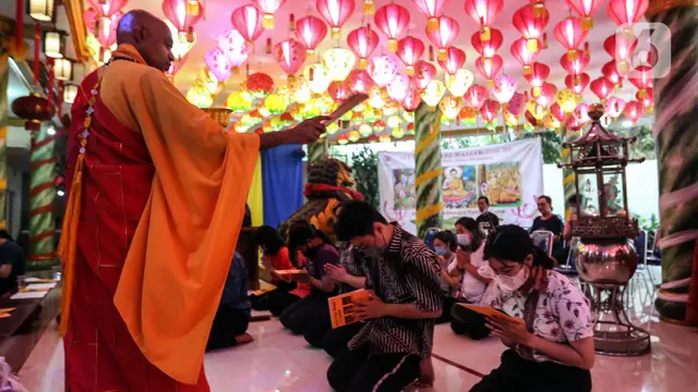 FOTO: Ibadah Perayaan Waisak di Vihara Avalokitesvara Pondok Cabe
