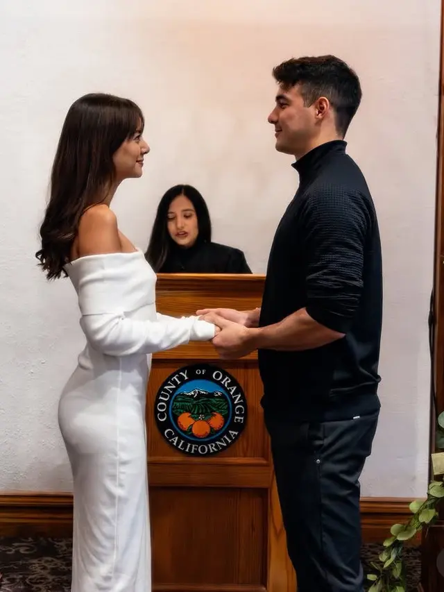 Tampilan Aurelie Moeremans saat menikah dengan Tyler Bigenho. [@aurelie]