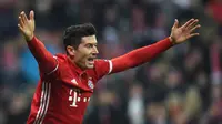  Penyerang Bayern Muenchen, Robert Lewandowski melakukan selebrasi usai mencetak gol ke gawang Arsenal pada 16 besar Liga Champions di Allianz Arena, Munchen, (16/2). Bayern menang telak atas Arsenal dengan skor 5-1. (AFP Photo / Christof stache)