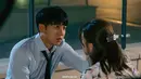 Kim Jung Ho yang sedang frustrasi bertemu Kim Yu Ri. Jung Ho menatap lekat Yu Ri seolah itu momen terakhir kali mereka bertemu. (Foto: Viu)