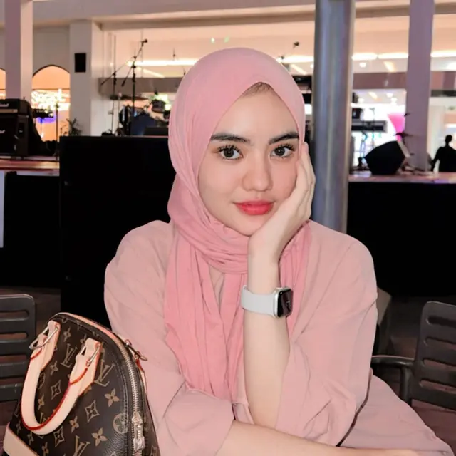 7 Potret Janis Kareem Aneira Pemain Sinetron Para Pencari Tuhan saat Berhijab