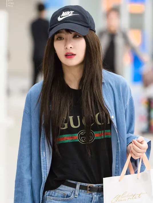 Menjadi seorang trainee yang menyaksikan teman-temannya debut dan sukses memang tak mudah. Bahkan Seulgi mengaku jika kepercayaan dirinya sempat hancur setelah melihat trainee lainnya begitu berbakat. (Foto: instagram.com/seulgiredvelvet)