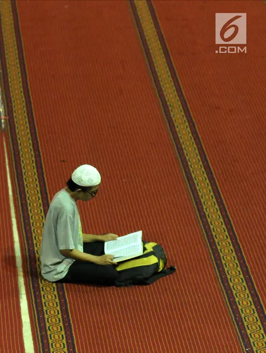 Umat muslim membaca Al-Quran pada hari ke-28 bulan suci Ramadan di Masjid Istiqlal, Jakarta, Selasa (12/6). Sejumlah umat muslim meningkatkan ibadah mereka dengan itikaf di Masjid Istiqlal jelang berakhirnya Ramadan. (Liputan6.com/Helmi Fithriansyah)