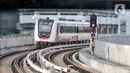 Rangkaian LRT Jakarta saat memasuki Stasiun Pulomas, Rabu (22/6/2022). Layanan gratis tarif angkutan umum seperti Transjakarta, MRT, LRT dalam rangka merayakan HUT ke-495 DKI Jakarta disambut antusias oleh warga yang ingin menikmatinya bersama keluarga. (merdeka.com/Iqbal S. Nugroho)