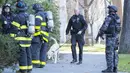 Polisi melakukan penyisiran di Universitas Harvard menyusul ancaman bom di gedung yang berlokasi di Cambridge, AS, Senin (16/11). Petugas mensterilkan empat gedung di universitas terkemuka di negara adidaya tersebut. (Scott Eisen/Getty Images/AFP)