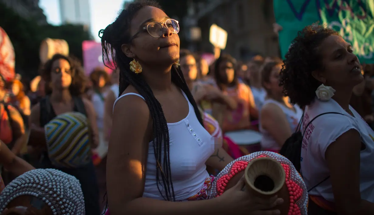Sejumlah wanita menggelar protes pelarangan aborsi di Rio de Janeiro, Brasil (13/11). Para demonstran ini meminta aborsi dilegalkan dalam kasus pemerkosaan dan kehamilan yang mengancam kehidupan. (AFP Photo/Mauro Pimentel)