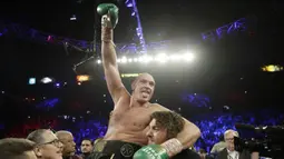 Petinju Inggris Tyson Fury berselebrasi usai mengalahkan petinju AS Deontay Wilder pada pertandingan tinju kelas berat WBC di Las Vegas (23/2/2020). Tyson Fury dinyatakan menang TKO atas Wilder. (AP Photo/Isaac Brekken)