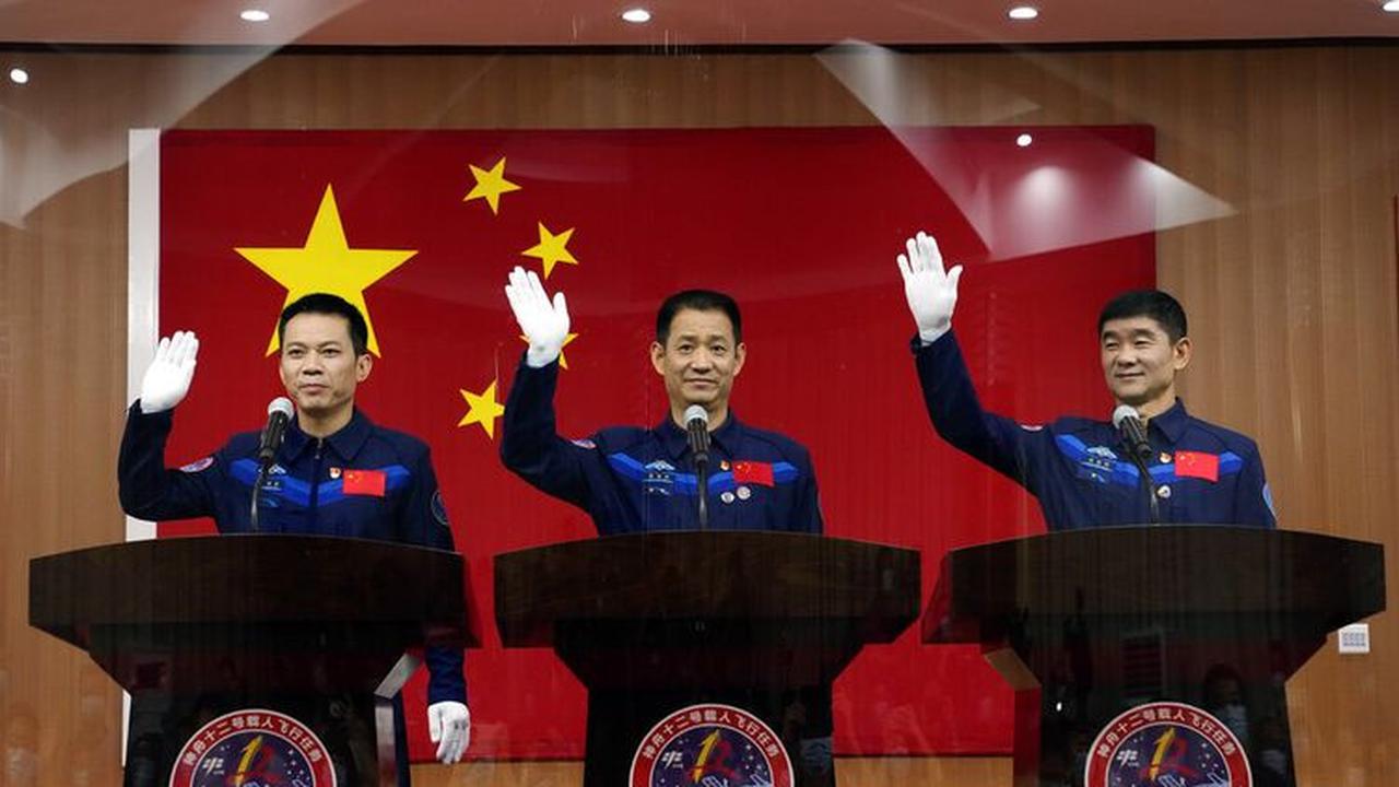 Nie Haisheng (56) Liu Boming (54) dan Tang Hongbo (45) akan menjadi astronot China pertama yang mendarat di tahap awal stasiun ruang angkasa, yang disebut Tiangong atau Istana Surgawi (AP)