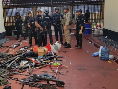 Tumpukan senjata yang digunakan narapidana terorisme pascakerusuhan di Rutan Cabang Salemba Mako Brimob, Depok, Kamis (10/5). Para napi teroris menyerahkan diri, termasuk menyerahkan 30 pucuk senjata api yang direbut dari petugas. (Liputan6.com/HO/Polri)
