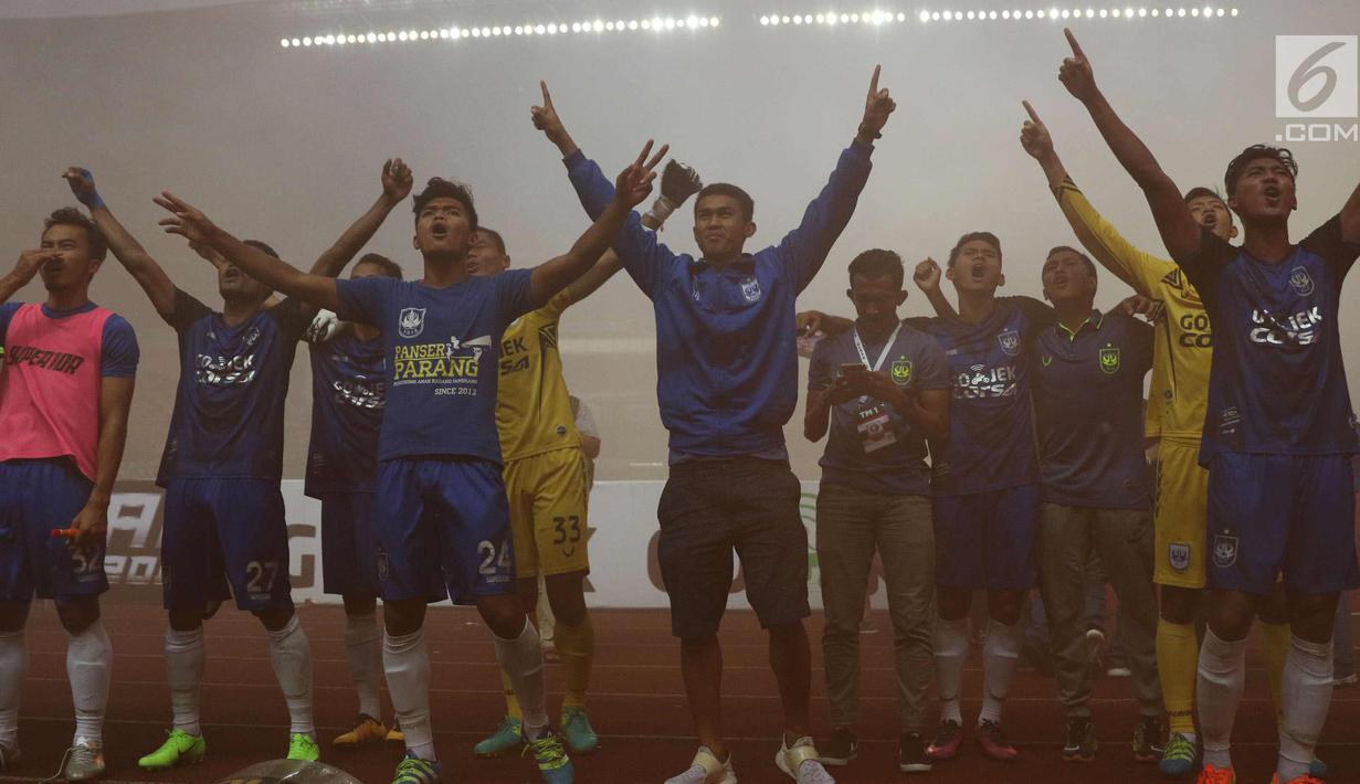 Pemain PSIS merayakan kemenangan melawan Martapura FC di Final tempat ketiga Liga 2 Indonesia di Stadion GBLA, Bandung, Selasa (28/11). PSIS unggul 6-4 dan lolos ke Liga 1 Indonesia. (Liputan6.com/Helmi Fithriansyah)