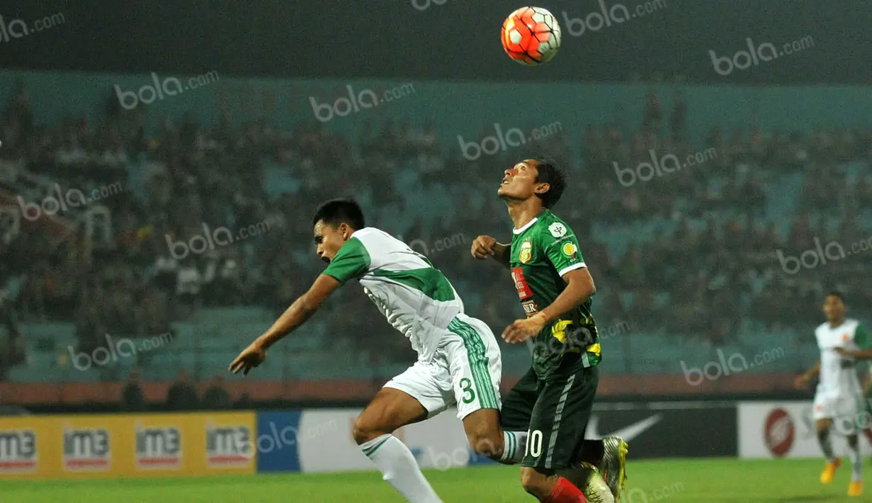 Pemain PS TNI, Wiganda Pradika (kiri), berebut bola dengan pemain Bhayangkara Surabaya United, Rudi Widodo, dalam laga Torabika Soccer Championship 2016 di Stadion Gelora Delta, Sidoarjo, Minggu (8/5/2016). (Bola.com/Fahrizal Arnas)