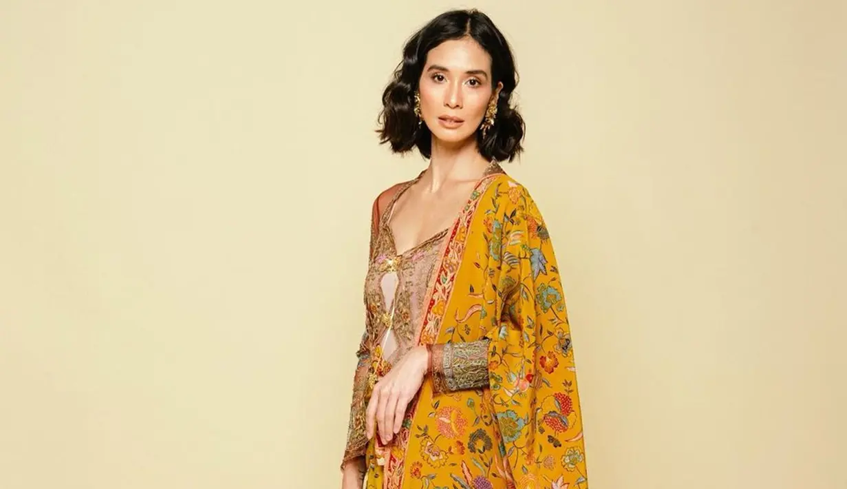 Memakai kebaya yang dipadukan kain batik berwarna kuning, penampilan Marsha Timothy ini terlihat menawan. Bahkan, istri dari Vino G. Bastian ini tampil dengan tatanan rambut serta makeup sederhana. (Liputan6.com/IG/@marshatimothy)