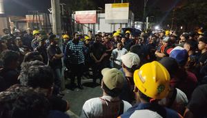 Para pekerja awak mobil tangki Pertamina demo di lingkungan Fuel Terminal BBM Tuban