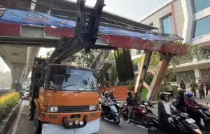 Kronologi Truk Angkut Alat Berat Tabrak JPO Tendean