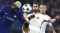 Gelandang AS Roma, Maxime Gonalons, berebut bola dengan gelandang Chelsea, Tiemoue Bakayoko, pada laga Liga Champions di Stadion Stamford Bridge, Kamis (19/10/2017). Chelsea bermain imbang 3-3 dengan AS Roma. (AP/Adrian Dennis)