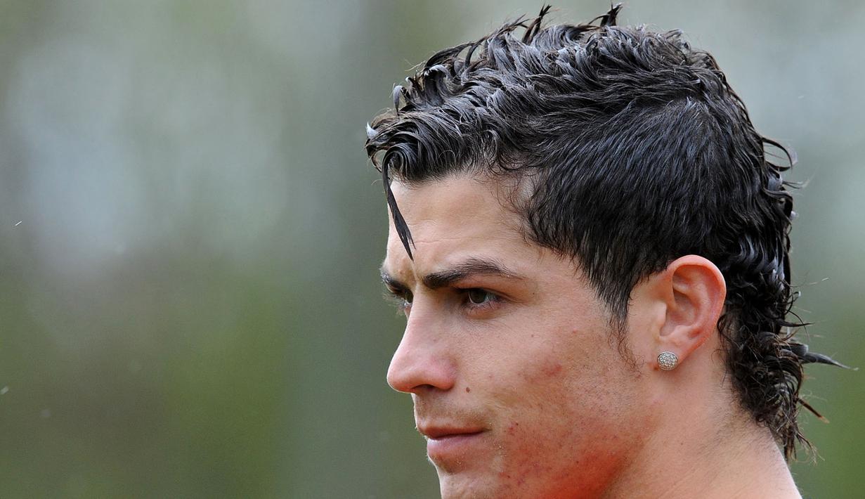 Rambut ikal Cristiano Ronaldo tampak keren saat latihan bersama Manchester United tahun 2008. (AFP/Andrew Yates)