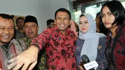 Gubernur nonaktif Sumut, Gatot Pujo Nugroho dan istrinya Evy Susanti saat tiba di Pengadilan Tipikor Jakarta, (23/12). Sidang beragendakan pembacaaan surat dakwaan oleh Jaksa Penuntut Umum kepada KPK. (Liputan6.com/Helmi Afandi)
