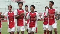 Pemain Persedikab merayakan gol kemenangan atas Gresik United 3-1 pada semifinal Liga 3 Regional Jatim di Stadion Gelora Delta Sidoarjo, Selasa (14/12/2021). (Bola.com/Gatot Susetyo)