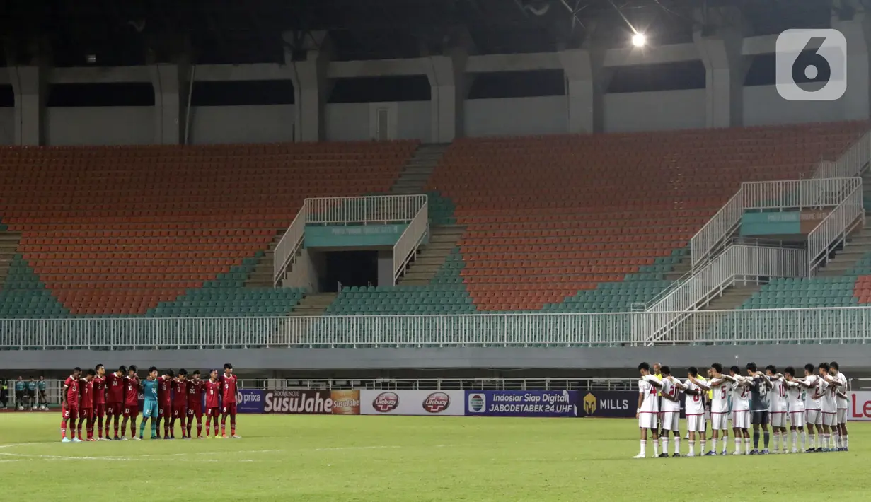 Pemain Timnas U-17 Indonesia dan Uni Emirat Arab mengheningkan cipta sejenak untuk korban meninggal pada kerusuhan yang terjadi di Kanjuruhan sesaat sebelum memulai laga Kualifikasi Grup C Piala Asia U-17 2023 di Stadion Pakansari, Kab. Bogor, Jawa Barat, Rabu (5/10/2022). (Liputan6.com/Helmi Fithriansyah)