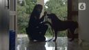 Pelatih K9 wanita Nina Herlina melatih seekor anjing di Markas Komando K9 BNN, Selasa (8/3/2022). Dalam rangka Hari Perempuan Sedunia, BNN terus meningkatkan kemampuan para pelatih khususnya perempuan dan kemampuan hewan. (merdeka.com/Imam Buhori)