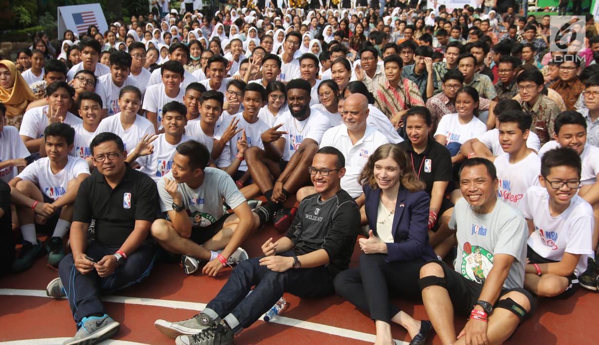 Pemain NBA dari Boston Celtics, Jaylen Brown foto bersama para siswa-siswi di SMAN 82 Jakarta, Kamis (26/7). Para mendapat pelajaran tentang sportivitas, kerja sama tim, sikap positif, dan saling menghargai. (Liputan6.com/Arya Manggala)