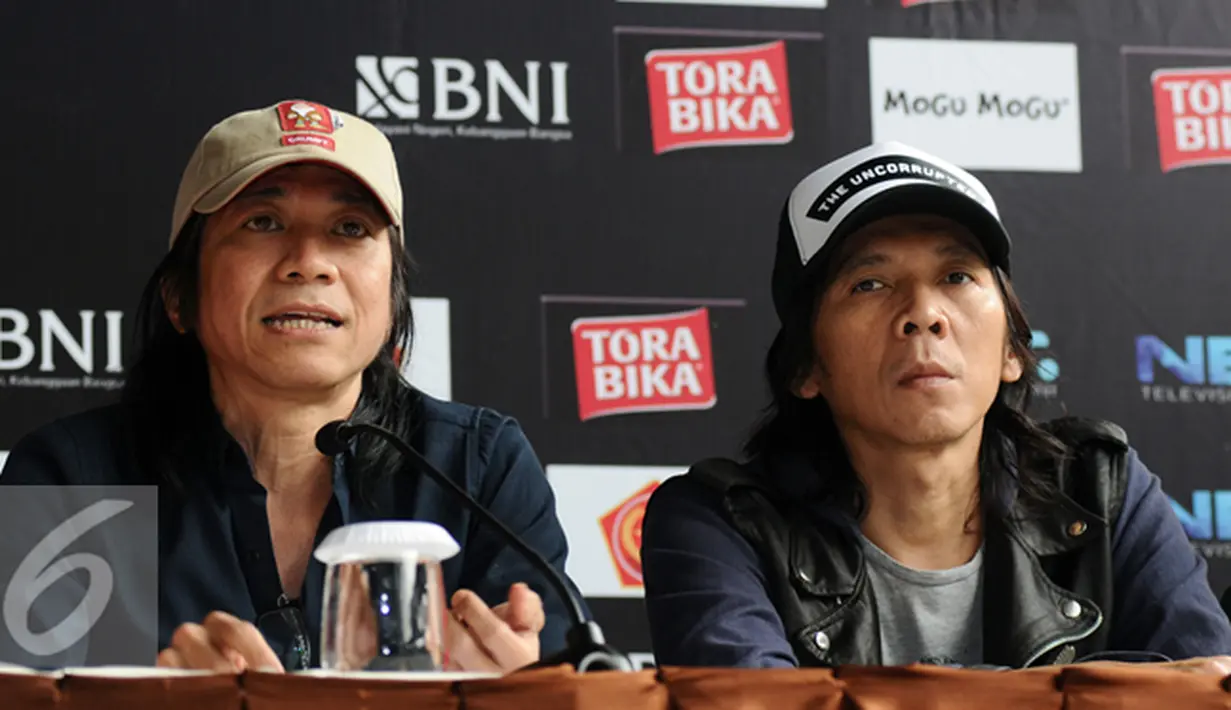 Personil grup musik Slank, Abdee Negara (kiri) memberikan keterangan final Piala Jenderal Sudirman di Jakarta, Rabu (20/1/2016). Slank akan tampil pada final Piala Jenderal Sudirman di Stadion GBK Jakarta, Minggu (24/1). (Liputan6.com/Helmi Fithriansyah)