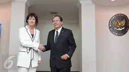 Menko Bidang Kemaritiman Rizal Ramli berjabat tangan dengan Wapres Swiss Doris Leuthard di Kantor Kemenko Maritim, Jakarta, Rabu (30/3). Keduanya membahas kerja sama di bidang maritim, transportasi, pariwisata, dan energi. (Liputan6.com/Angga Yuniar)