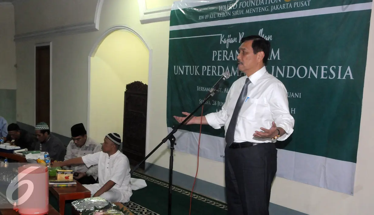 Menkopolhukam Luhut Panjaitan (kanan) memberikan sambutan saat menghadiri kajian "Peran Islam untuk Perdamaian Indonesia, Jakarta, Selasa (28/6). Kajian Ramadan diselenggarakan oleh Wahid Foundation. (Liputan6.com/Helmi Afandi)